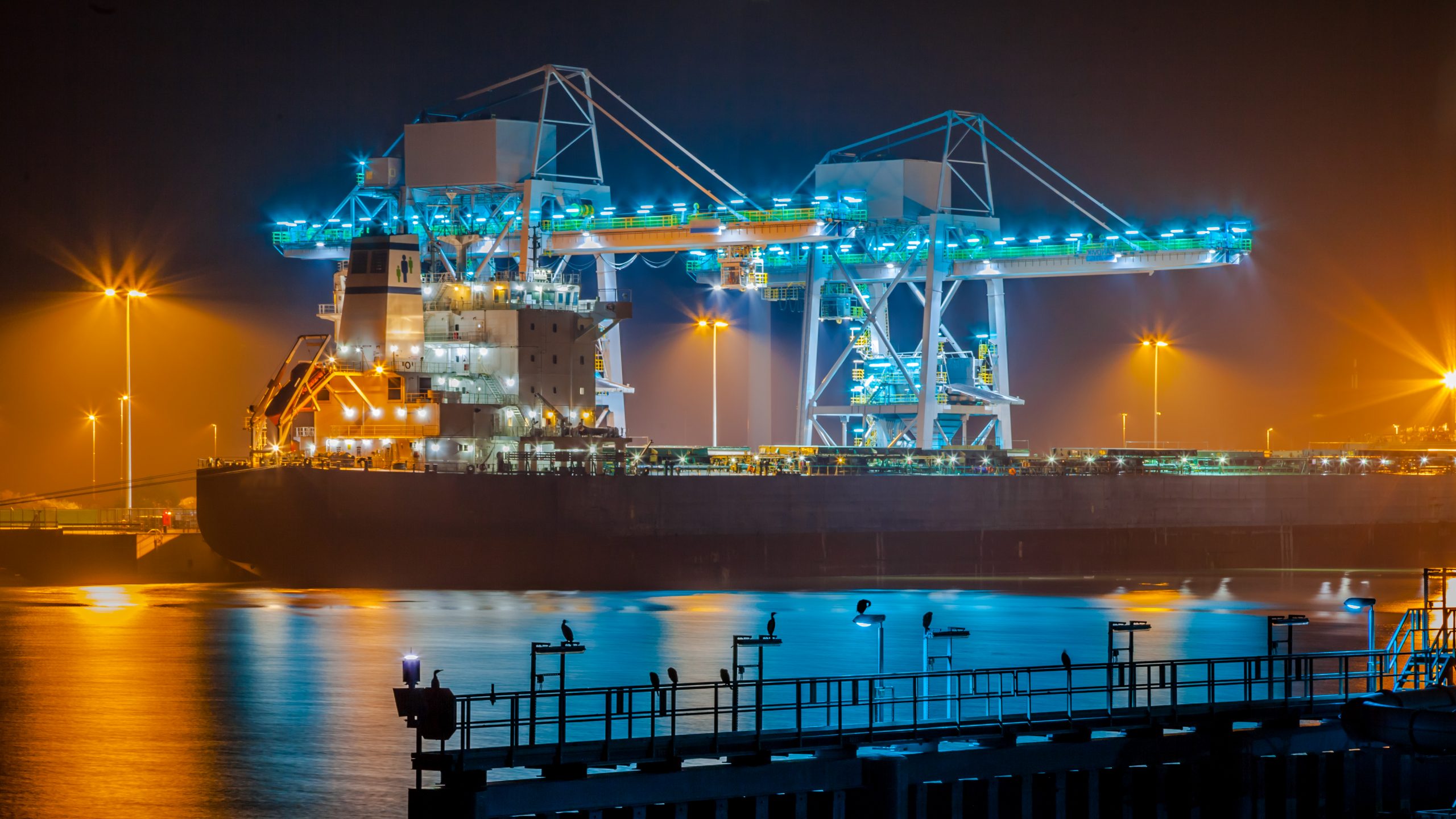 Transport Ship in harbor at night, Weltwirtschaft, Welthandel und Schifffahrt